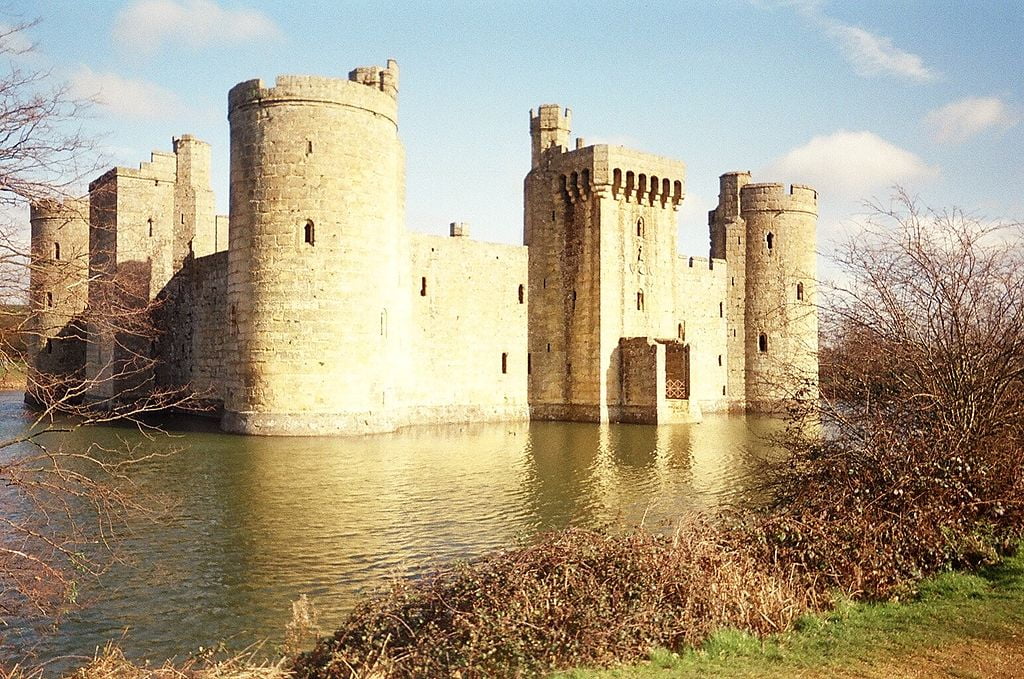 CC BY-SA 3.0, https://commons.wikimedia.org/w/index.php?curid=674438, Gaping Moat
