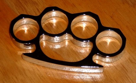 CC BY-SA 3.0, https://commons.wikimedia.org/w/index.php?curid=74633, Brass Knuckles