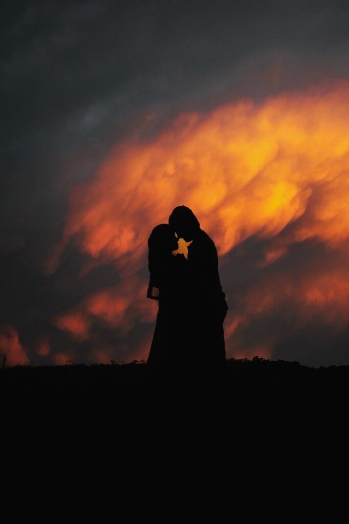 Silhouette Couple Sunset Love  - AlemCoksa / Pixabay, Settlements, Romantic