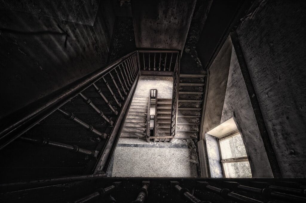Pforphoto Stairwell Stairs Hallway  - Tama66 / Pixabay, Mislead