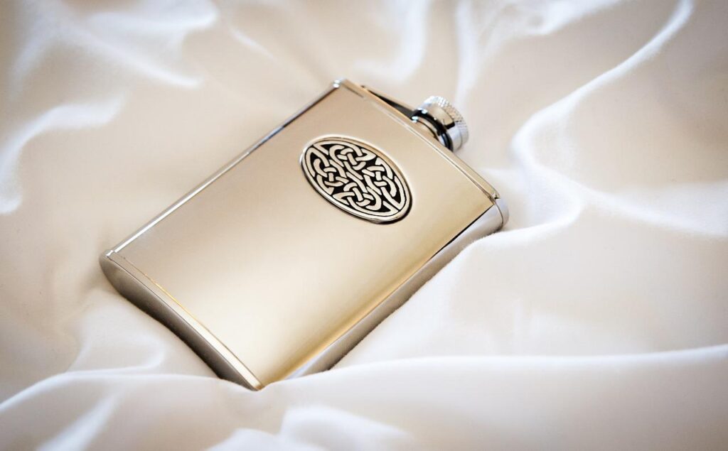 Whisky Hip Flask Bottle Silver  - nadinheli22 / Pixabay, Darssons Potion